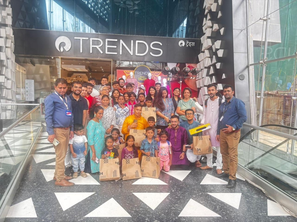 Volunteers and children at Reliance Trends for a Diwali clothes distribution drive